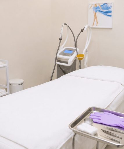 minimalist_aesthetic_treatment_room_setting